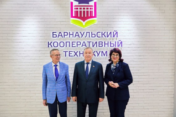 Александр Богданович Карлин встретился с педагогами и студентами Барнаульского кооперативного техникума