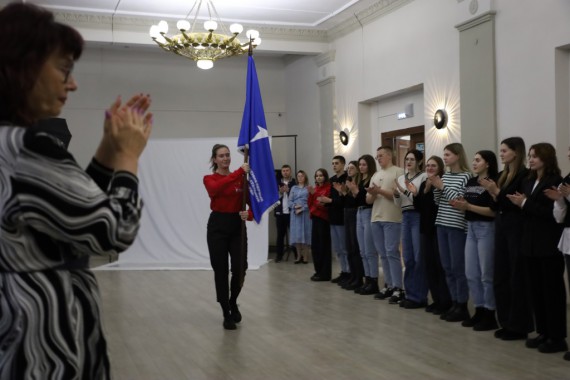 Первые Барнаульского кооперативного техникума встретили переходящее знамя Лучшего Первичного отделения Движения Первых Алтайского края