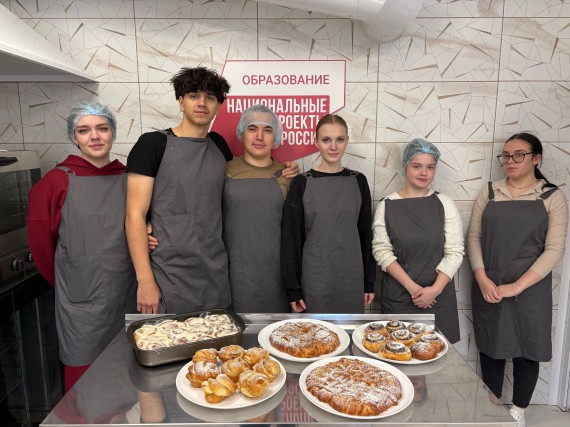 Мастерская на базе Барнаульского кооперативного техникума = площадка обучения #РСО по направлениям "Кондитер" и "Бармен"